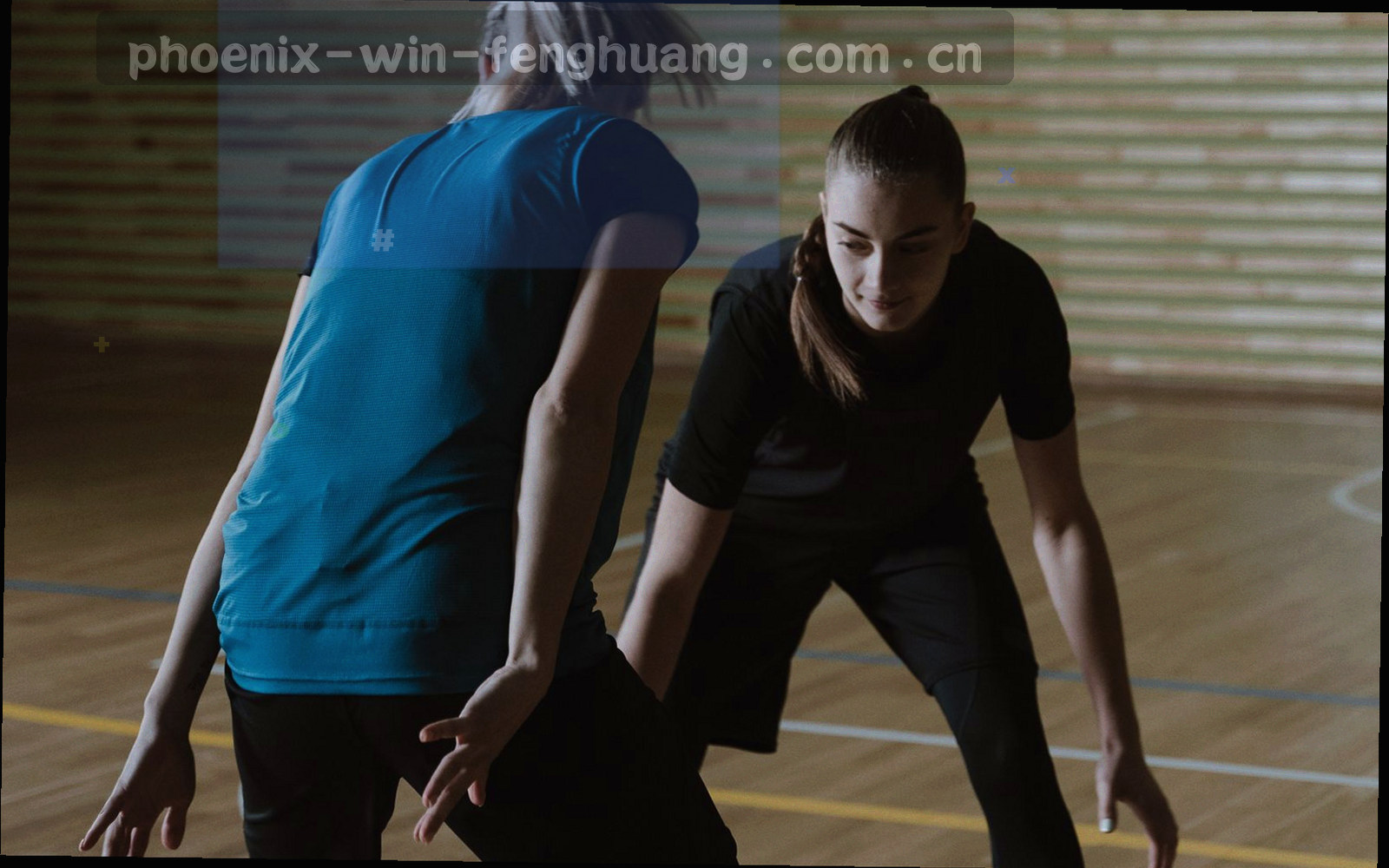 夜间球场俯拍，看台剪影与草皮纹理，画面中无人物正面